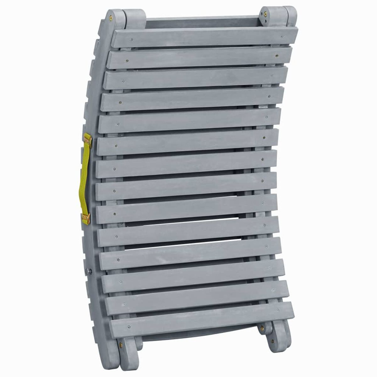 Ein grauer Klappstuhl, zusammengeklappt und mit einem gelben Gurt gesichert. Lattenrücken und Sitz.