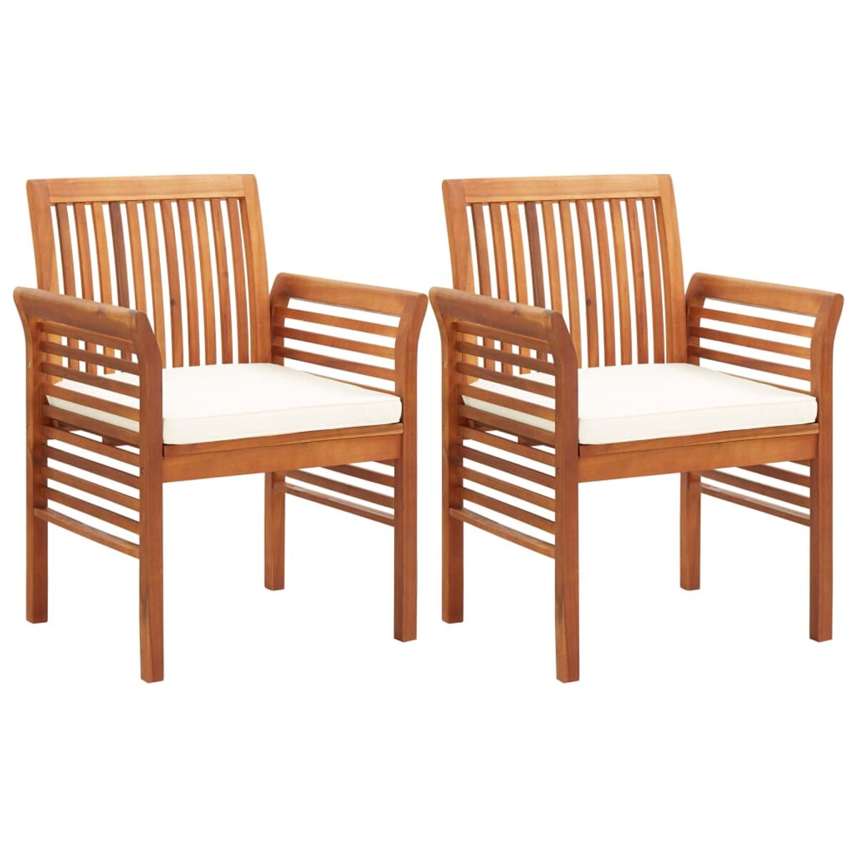 Zwei Holzarmstühle mit weißen Kissen. Lamellen-Design, braunes Holz. Weißer Hintergrund.