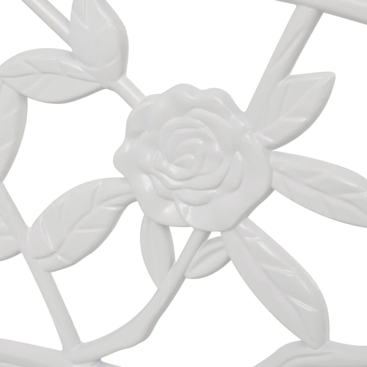 Weißes Zierpaneel mit Rosendesign und Blattdetail.