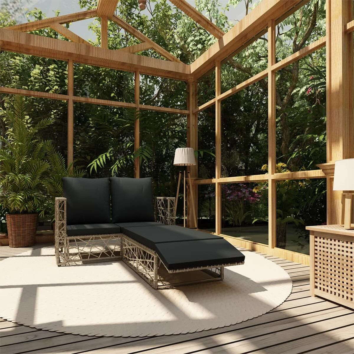 Wintergarten mit Chaiselongue, Pflanzen und hellem Teppich. Natürliches Licht flutet den Raum.