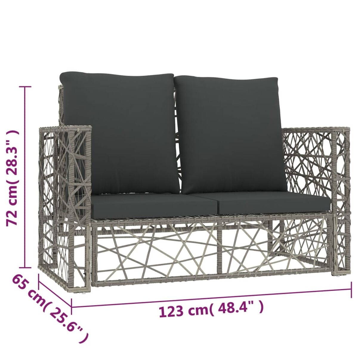 Ein zweisitziges graues Korbmöbel-Sofa mit dunkelgrauen Kissen. Maße sind sichtbar. Weißer Hintergrund.