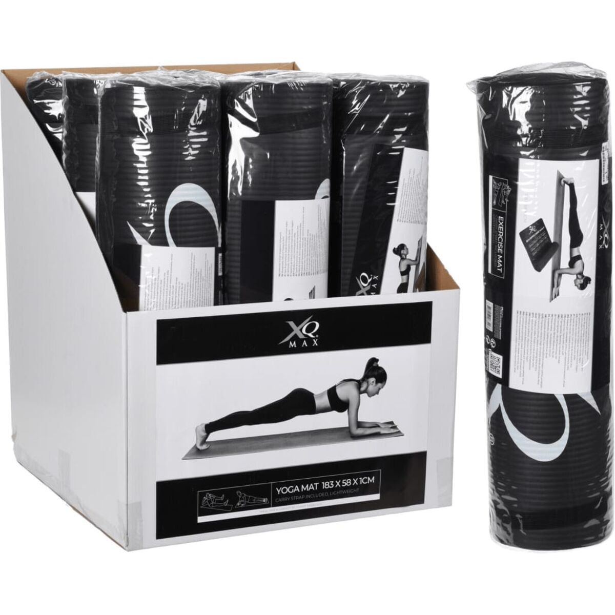 Kiste mit gerollten Gymnastikmatten, schwarz und verpackt. Weißer Hintergrund. Eine Frau turnt auf einer Matte.