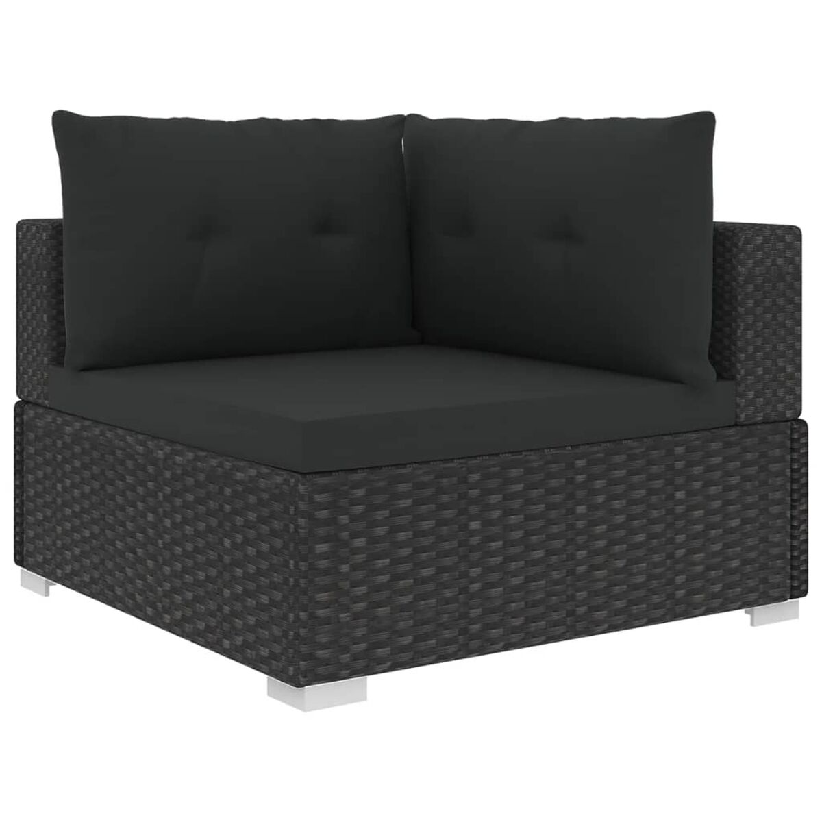 Dunkelgraues Ecksofa aus Korbgeflecht mit zwei schwarzen Kissen. Weißer Hintergrund.