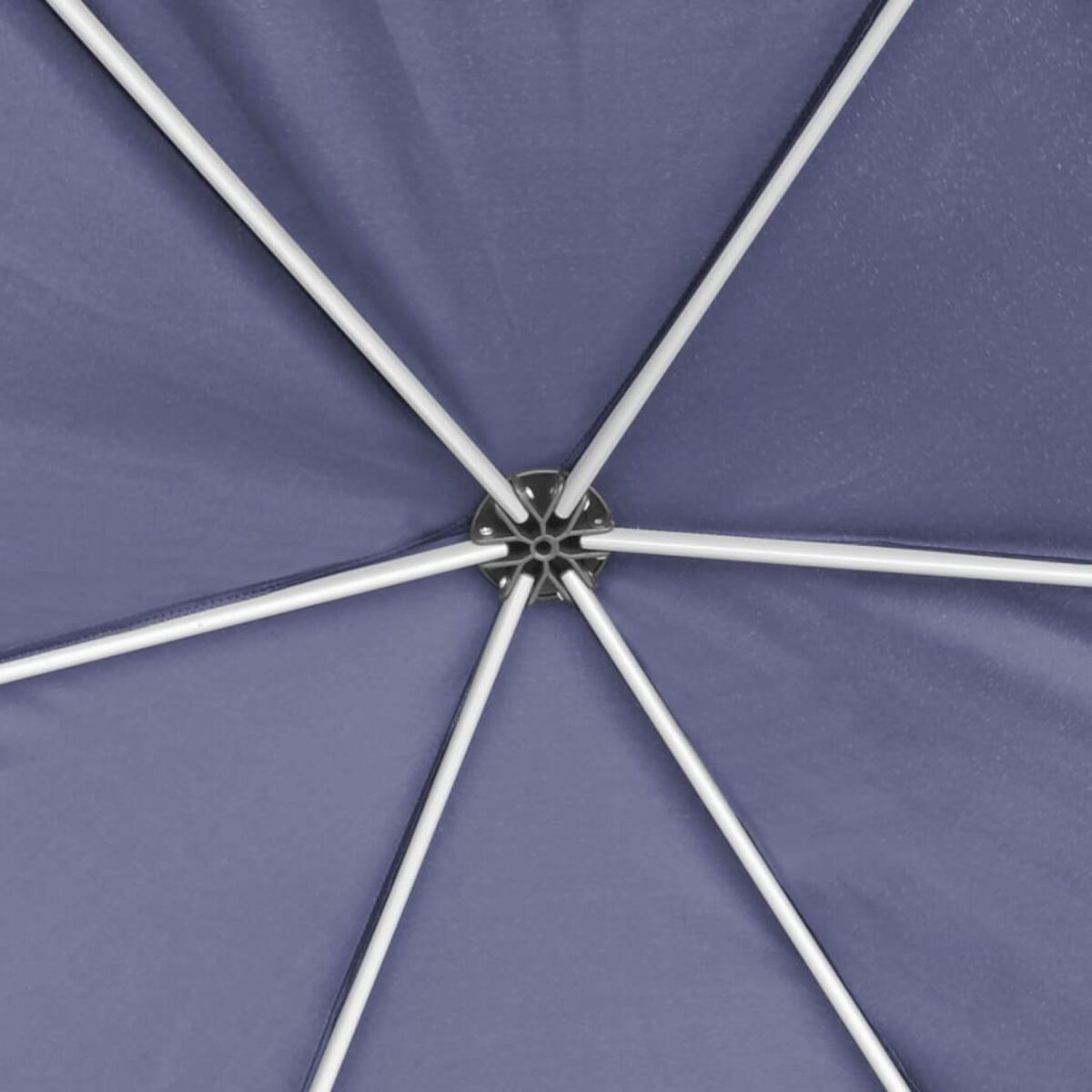 Draufsicht auf eine blau-violette Zeltspitze. Weiße Stützbalken strahlen aus.