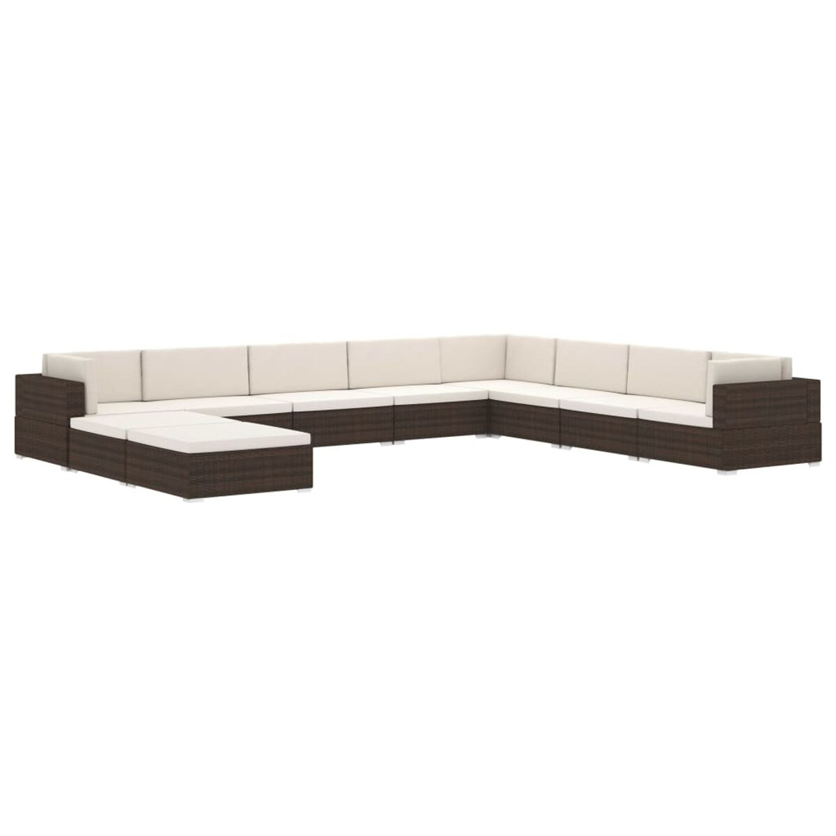 Dunkelbraunes Rattan-Ecksofa. Weiße Kissen auf der Sitzfläche. Heller Hintergrund.