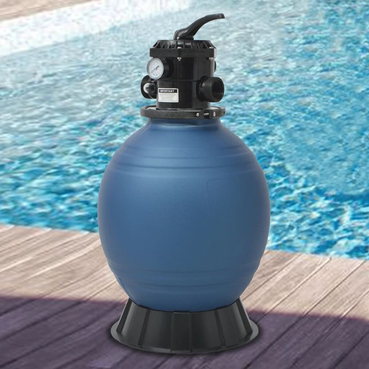 Blauer Poolfilter mit schwarzem Deckel, vor einem Pool mit blauem Wasser.