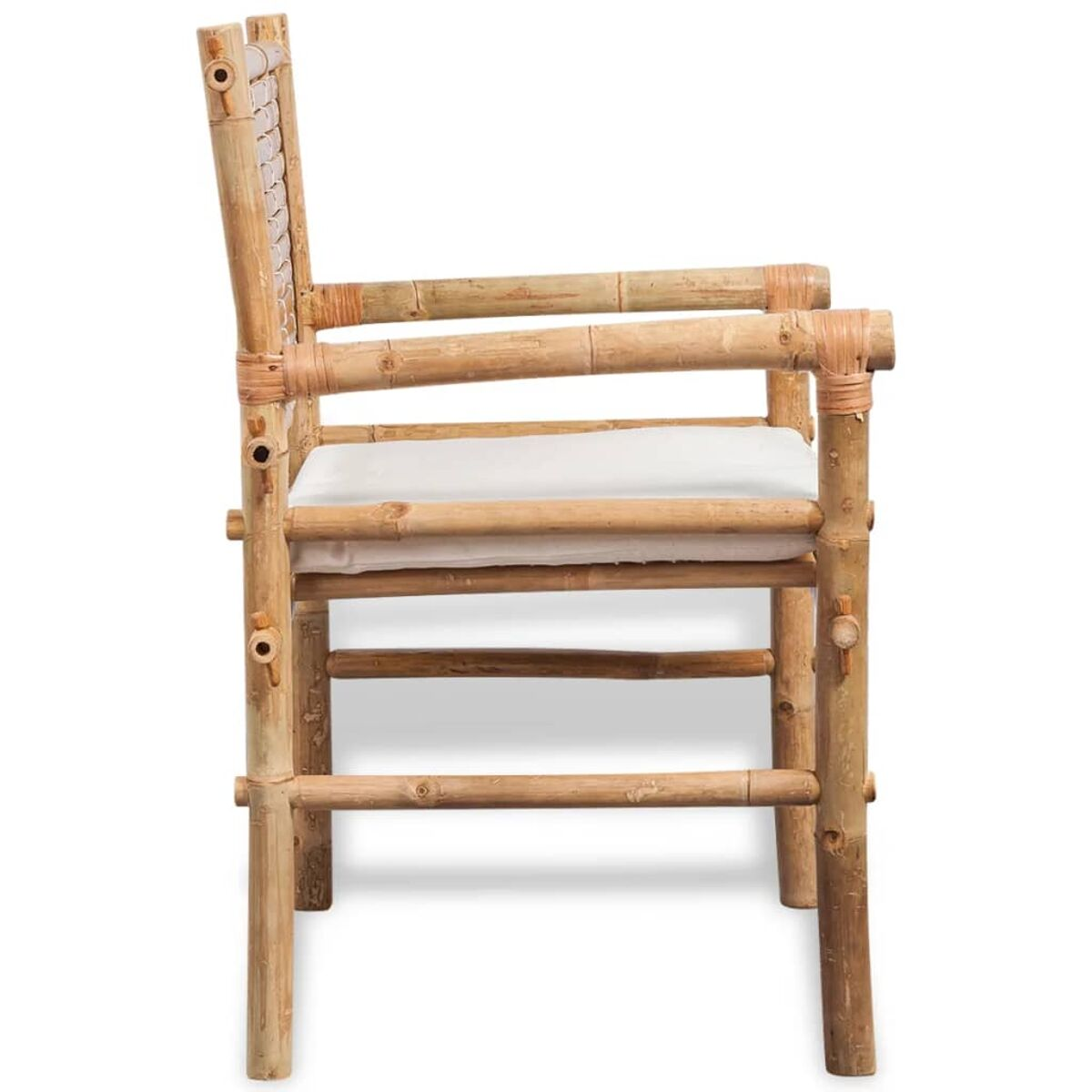Bambusstuhl, Seitenansicht. Helles Holz, gewebter Sitz. Weißes Kissen.