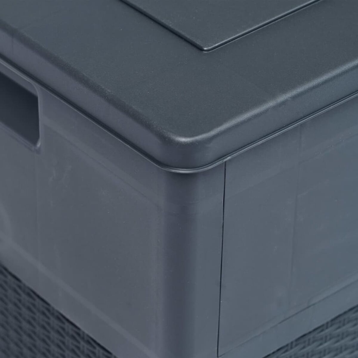 Nahaufnahme einer grauen Kunststoff-Aufbewahrungsbox mit Deckel.