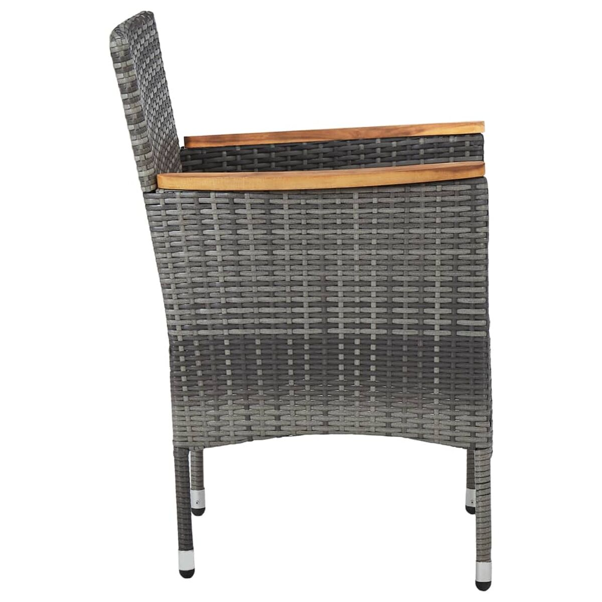 Seitenansicht eines grauen Rattanstuhls mit Holzarmlehnen. Der Stuhl hat Metallfüße.