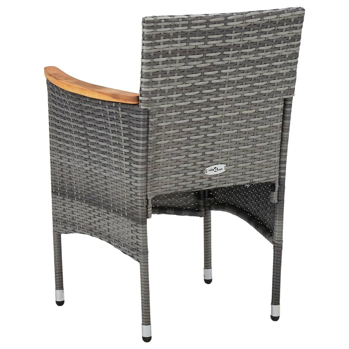 Rückansicht eines grauen Rattanstuhls mit Holzarmlehne.
