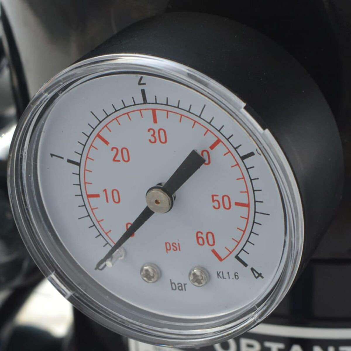 Nahaufnahme eines Manometers mit weißem Zifferblatt und schwarzen Akzenten.
