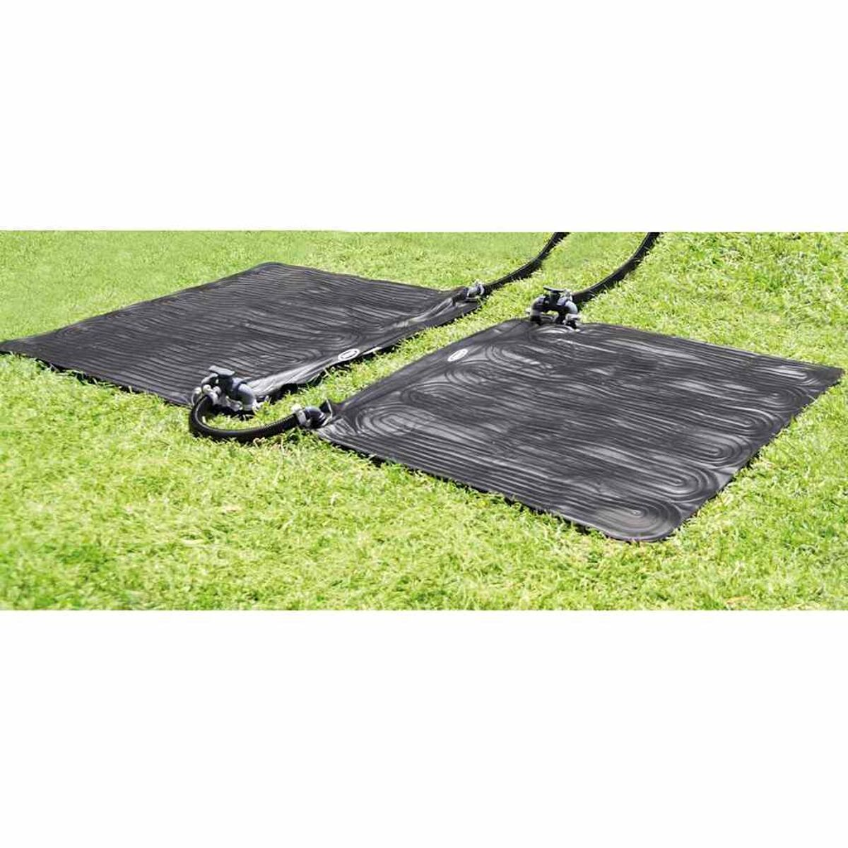 Quadratischer Gartentisch mit grauem Korbboden, schwarzer Glasplatte, Maßen in cm, und weißem Hintergrund.