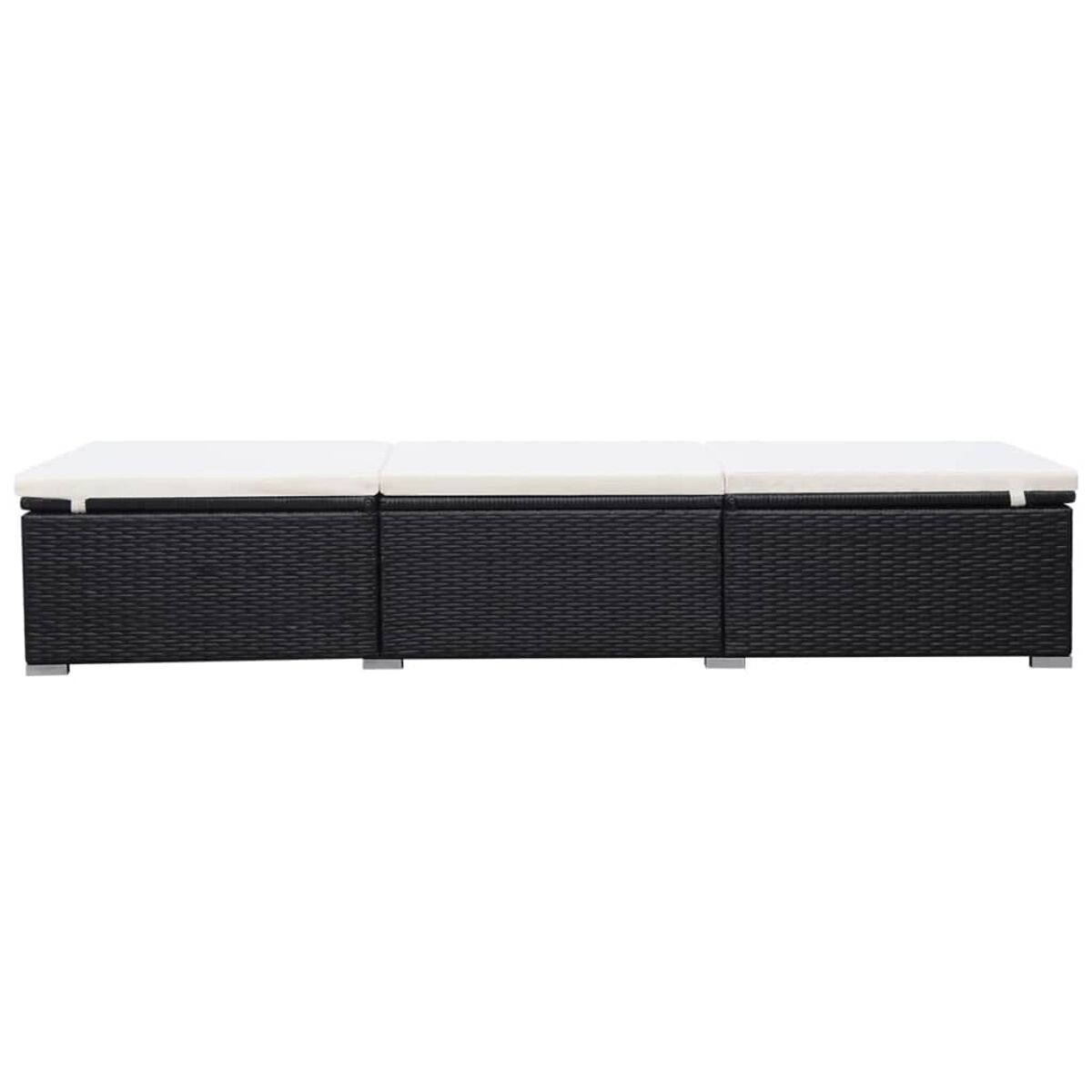 Ein langes, schwarzes Outdoor-Sofa aus Korbgeflecht mit weißen Kissen. Der Hintergrund ist weiß.