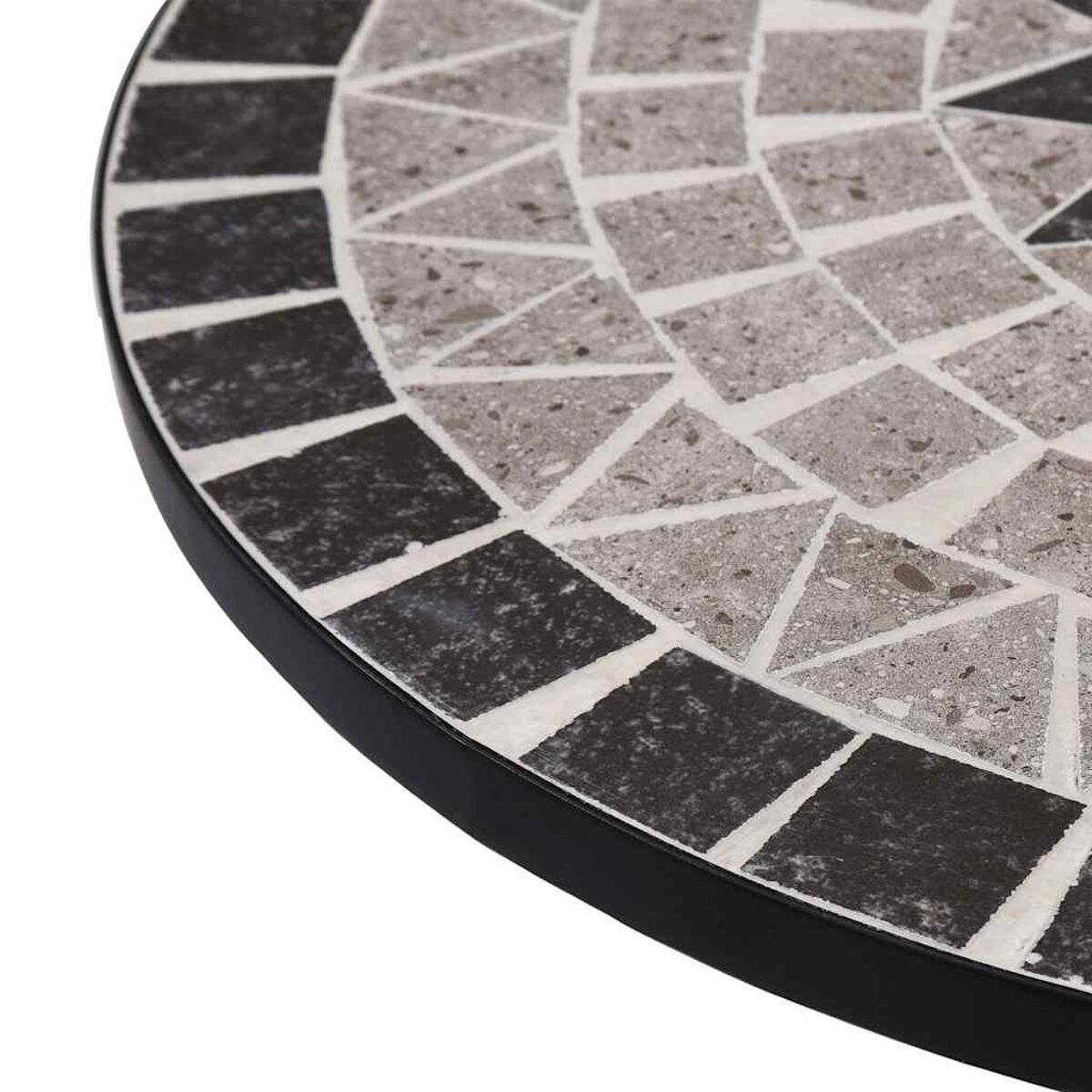 Nahaufnahme einer Mosaiktischplatte mit schwarzen und grauen Fliesen.