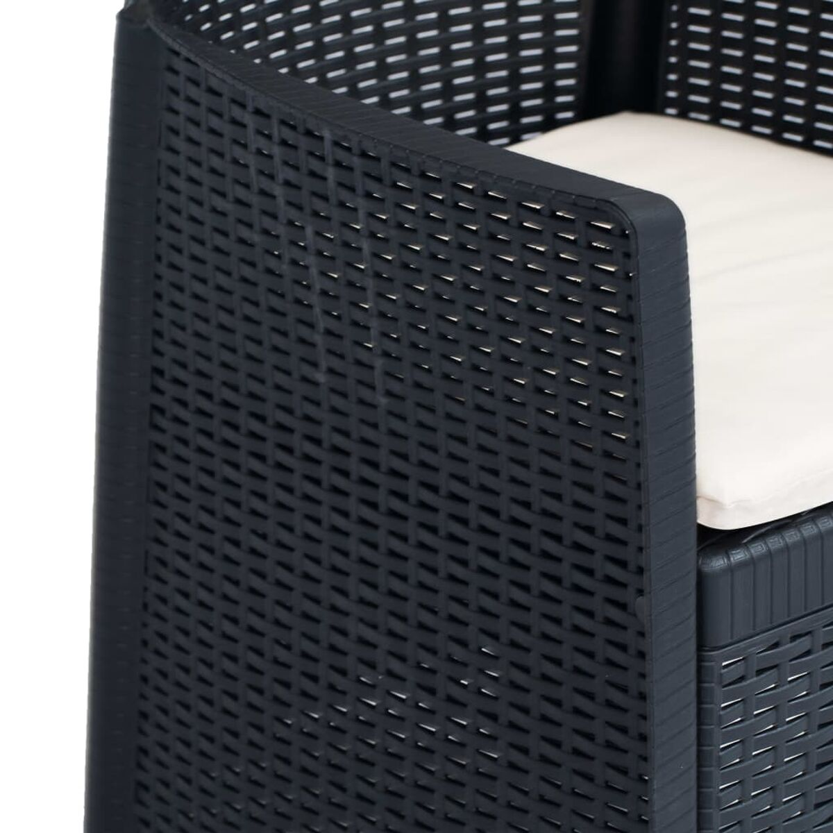 Ein dunkelgrauer Rattan-Stuhl mit weißem Kissen. Nahaufnahme. Weißer Hintergrund.