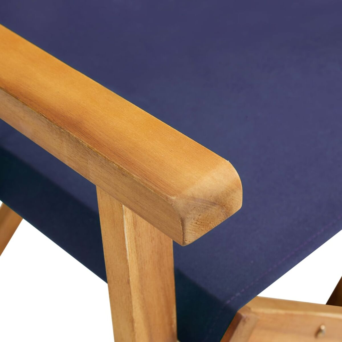 Nahaufnahme einer Holz-Regiestuhl-Armlehne mit blauem Stoff.