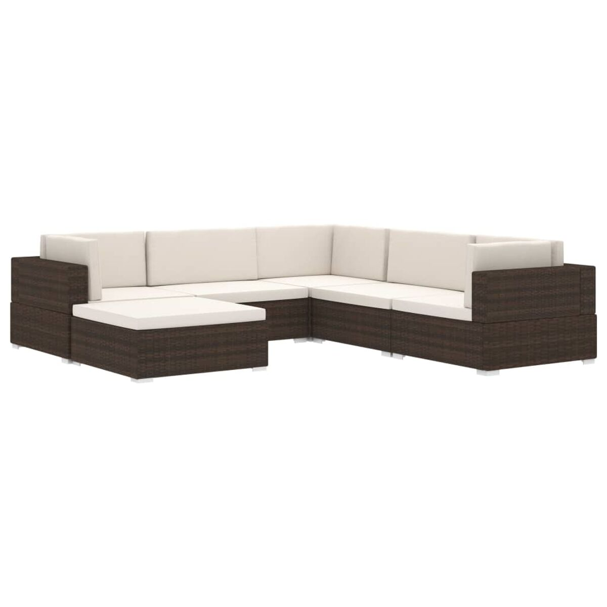 Ein braunes Rattan-Outdoor-Sofa mit cremefarbenen Kissen. Weißer Hintergrund.