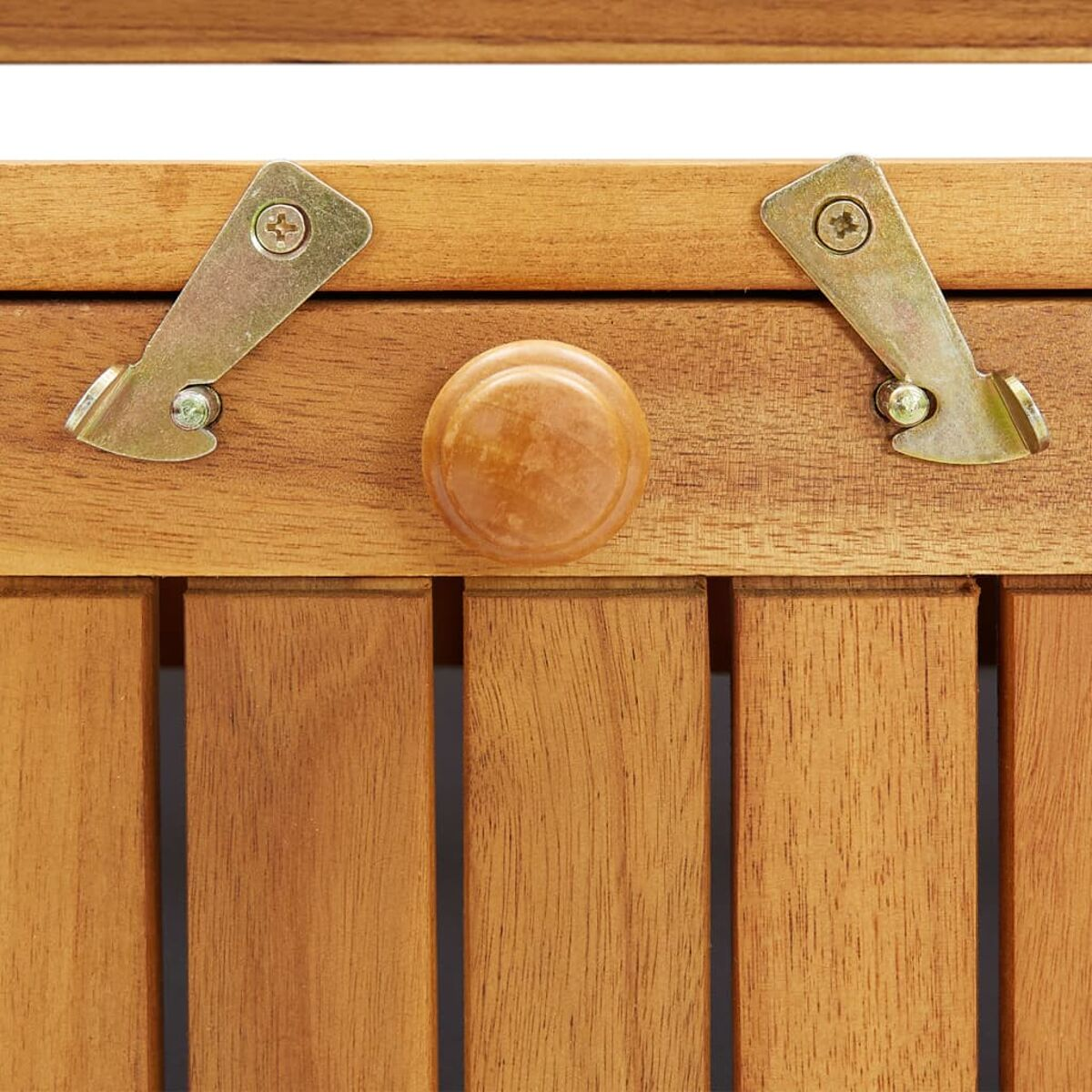 Holzschrankdetails. Scharniere, ein Knopf und Holzpaneele sind sichtbar.