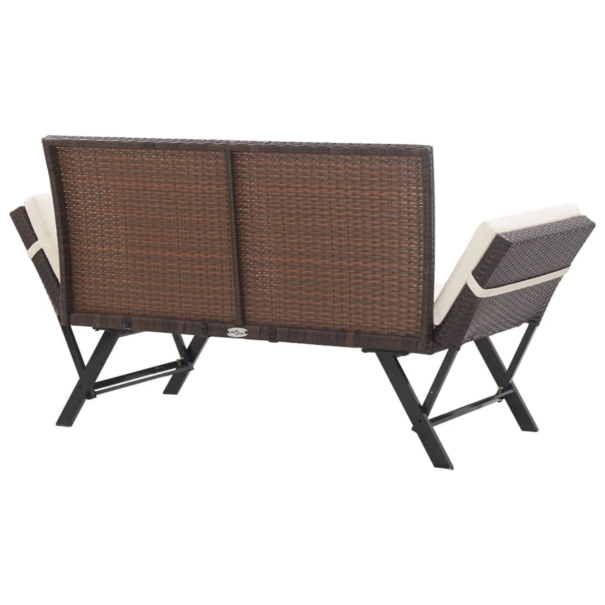 Geflochtenes Outdoor-Sofa, braun, mit weißen Kissen. Die Rückenlehne ist gewebt, das Gestell schwarz.