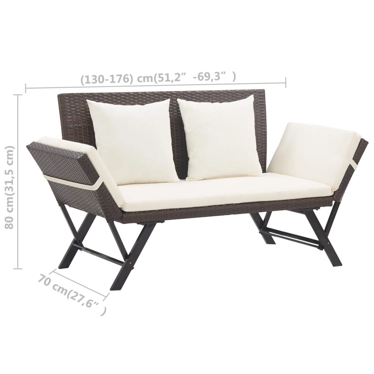 Ein braunes Outdoor-Sofa aus Weide mit weißen Kissen. Abmessungen werden angezeigt.