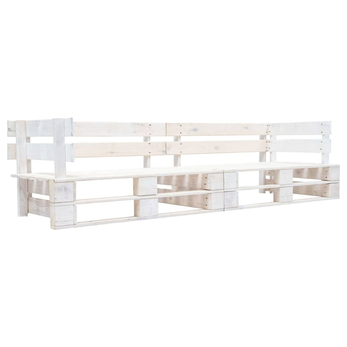 Eine weiße Holzpalettenbank mit Rückenlehne, vor weißem Hintergrund.