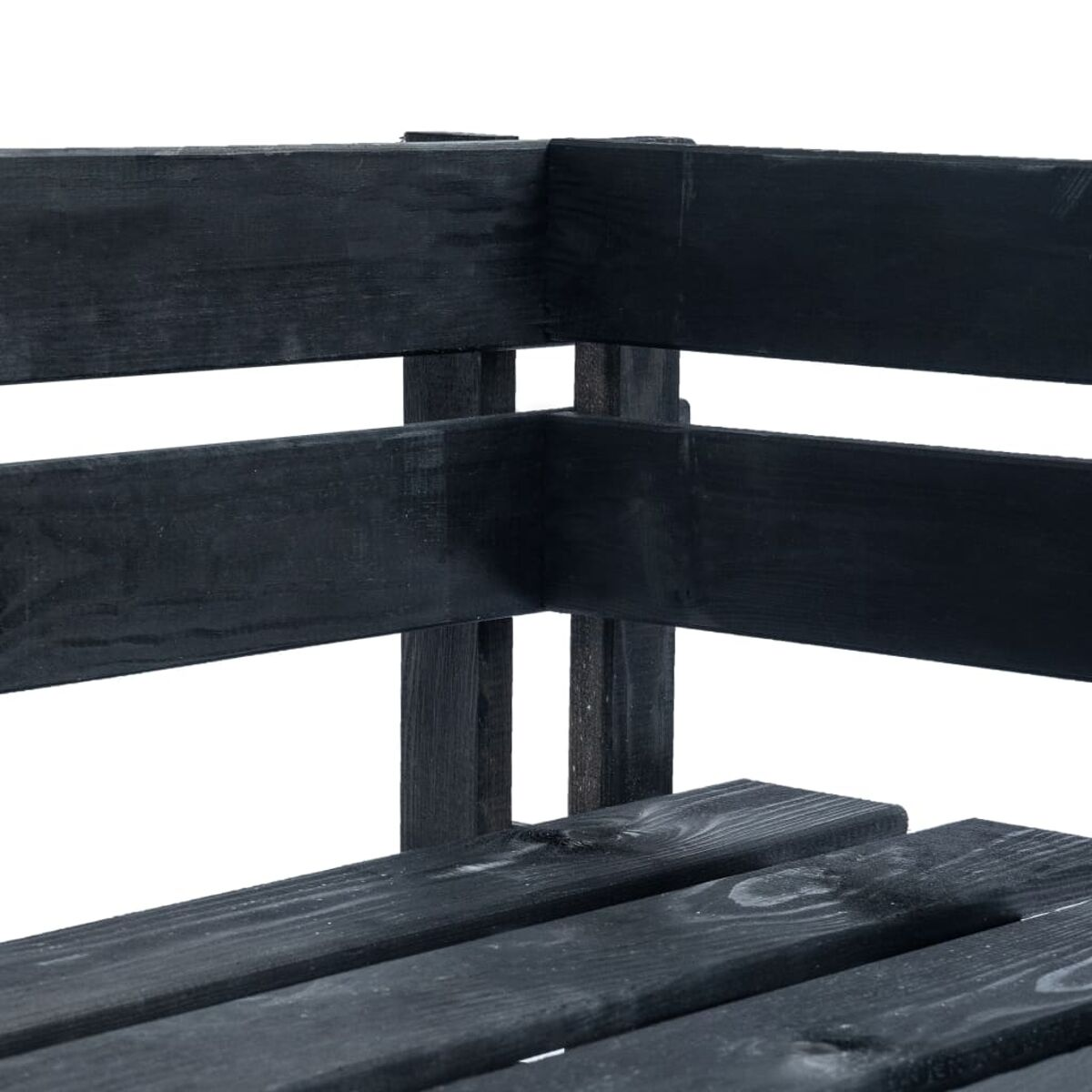 Eine Ecke einer schwarzen Holzkonstruktion. Horizontale Bretter bilden eine Ecke.