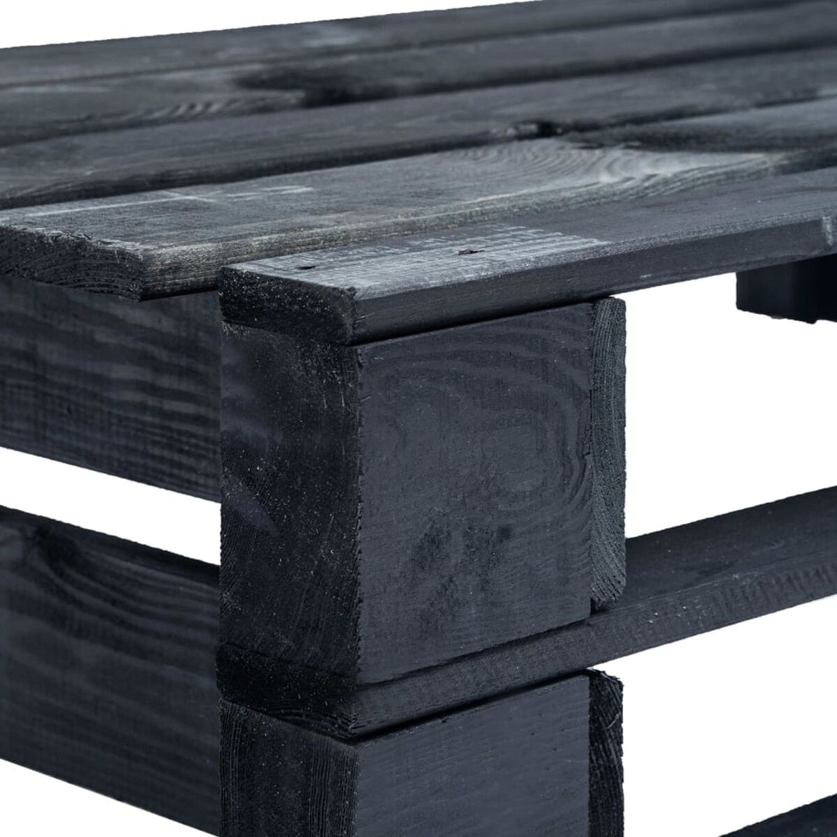 Nahaufnahme einer schwarz gestrichenen Holzpalette. Der Hintergrund ist weiß.