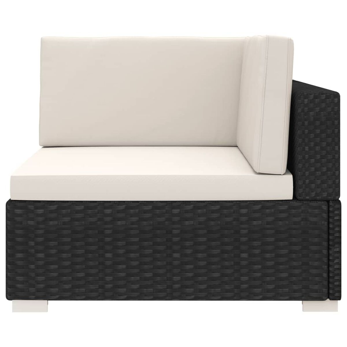 Schwarzes Rattan-Ecksofa-Eckteil mit weißen Kissen und weißen Füßen.