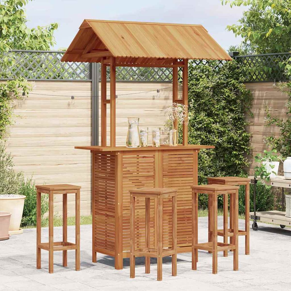 Eine hölzerne Outdoor-Bar mit Hockern in einem Garten.