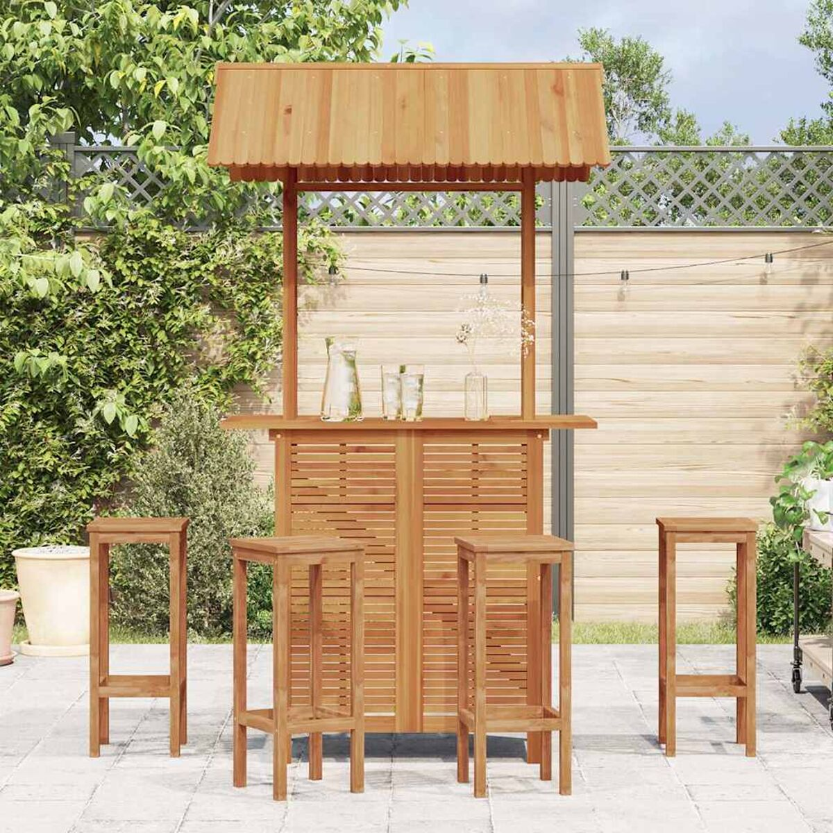 Eine hölzerne Bar im Freien mit Hockern. Die Szene spielt in einem Garten mit Grün.