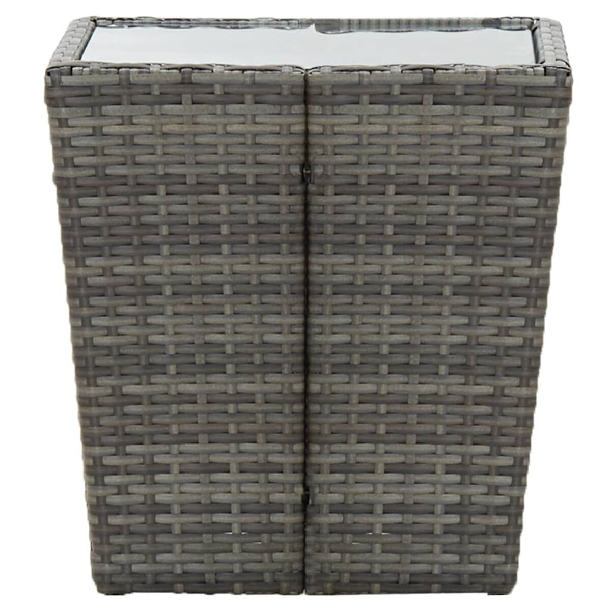 Quadratischer Beistelltisch aus grauem Rattan. Eine Glasplatte.
