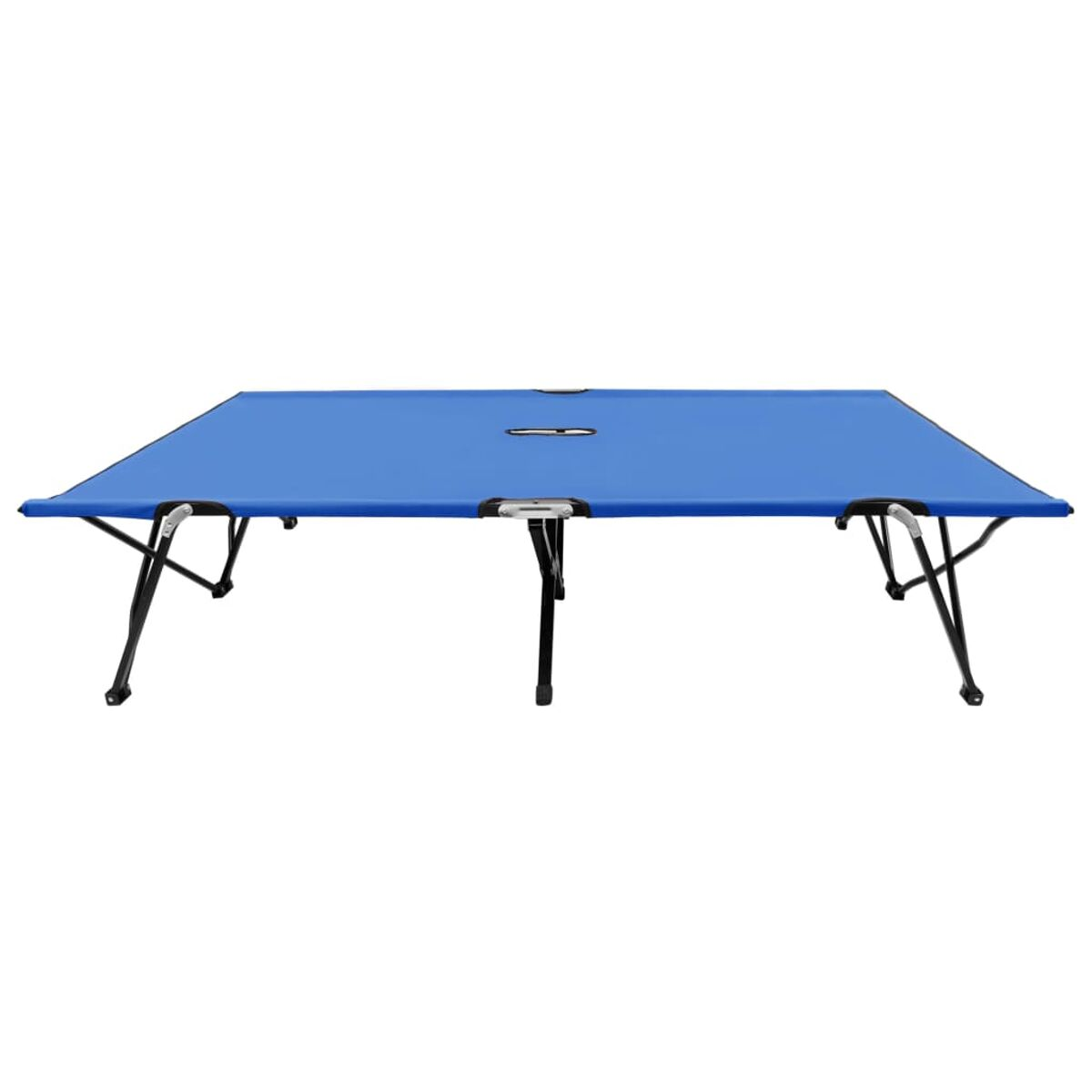 Ein blaues Feldbett mit schwarzen Beinen. Das Feldbett ist ausgeklappt und einsatzbereit.