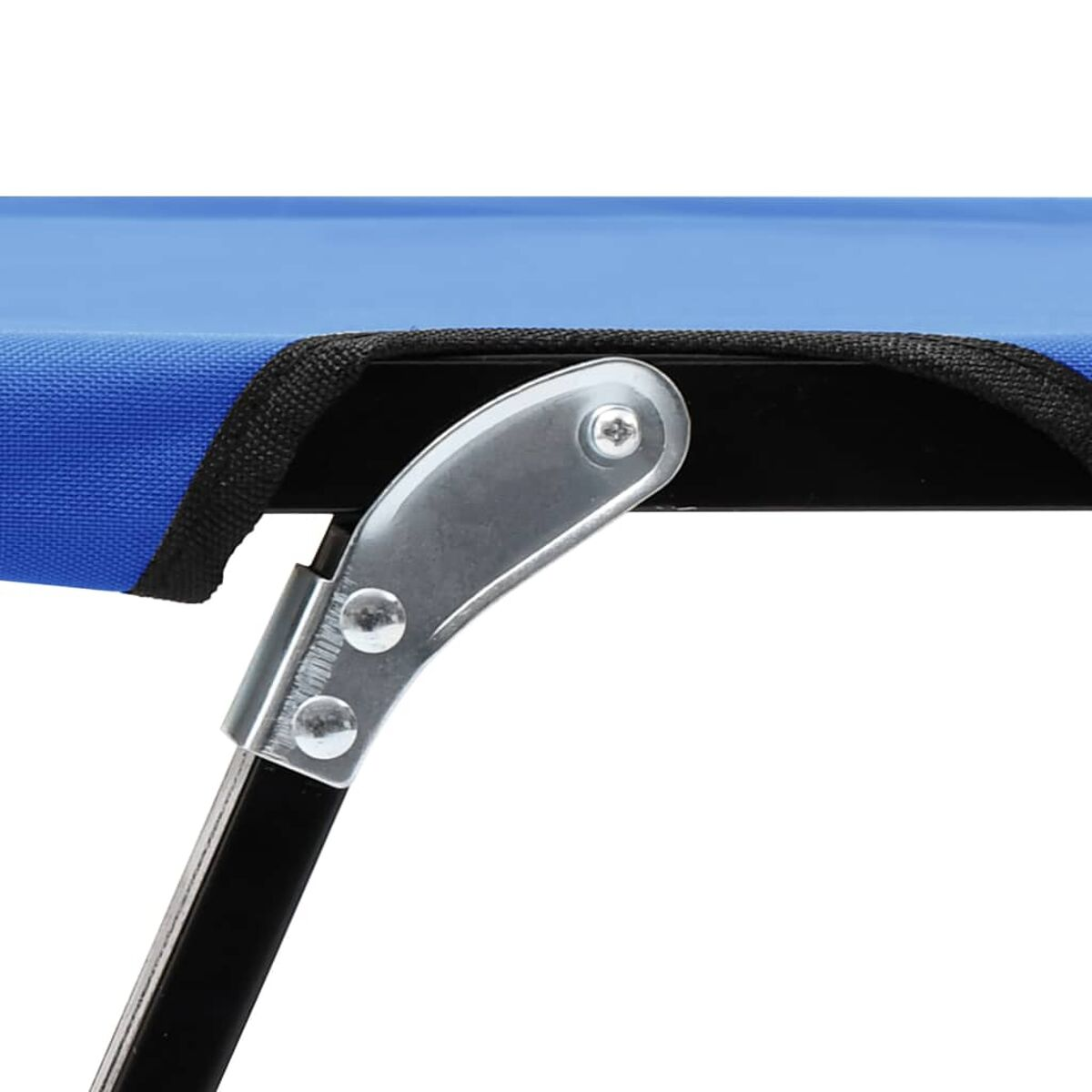 Metallscharnierdetail an einem blauen Klappstuhl, vor weißem Hintergrund.