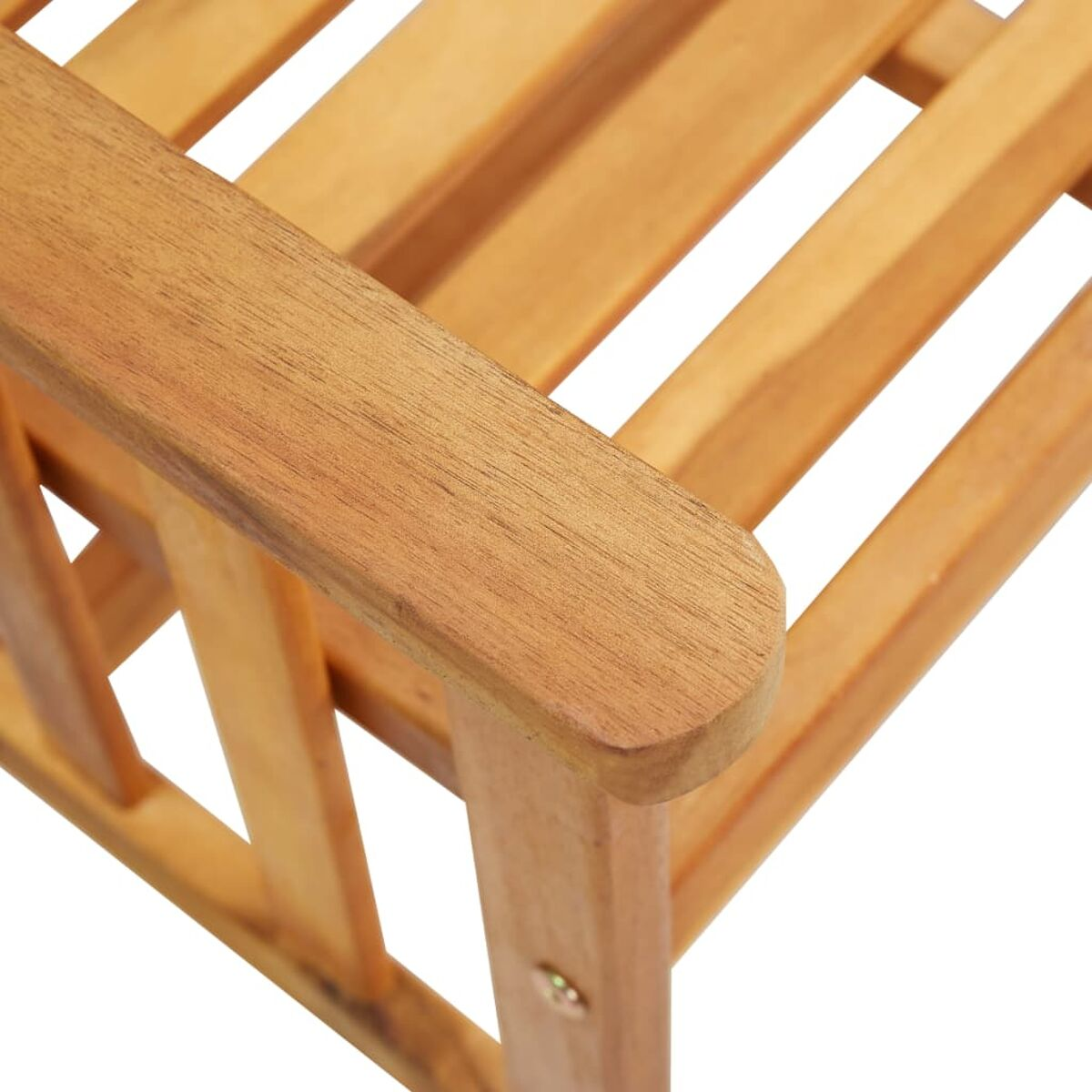 Nahaufnahme der Armlehne eines Holzstuhls. Das Holz hat eine hellbraune Farbe.