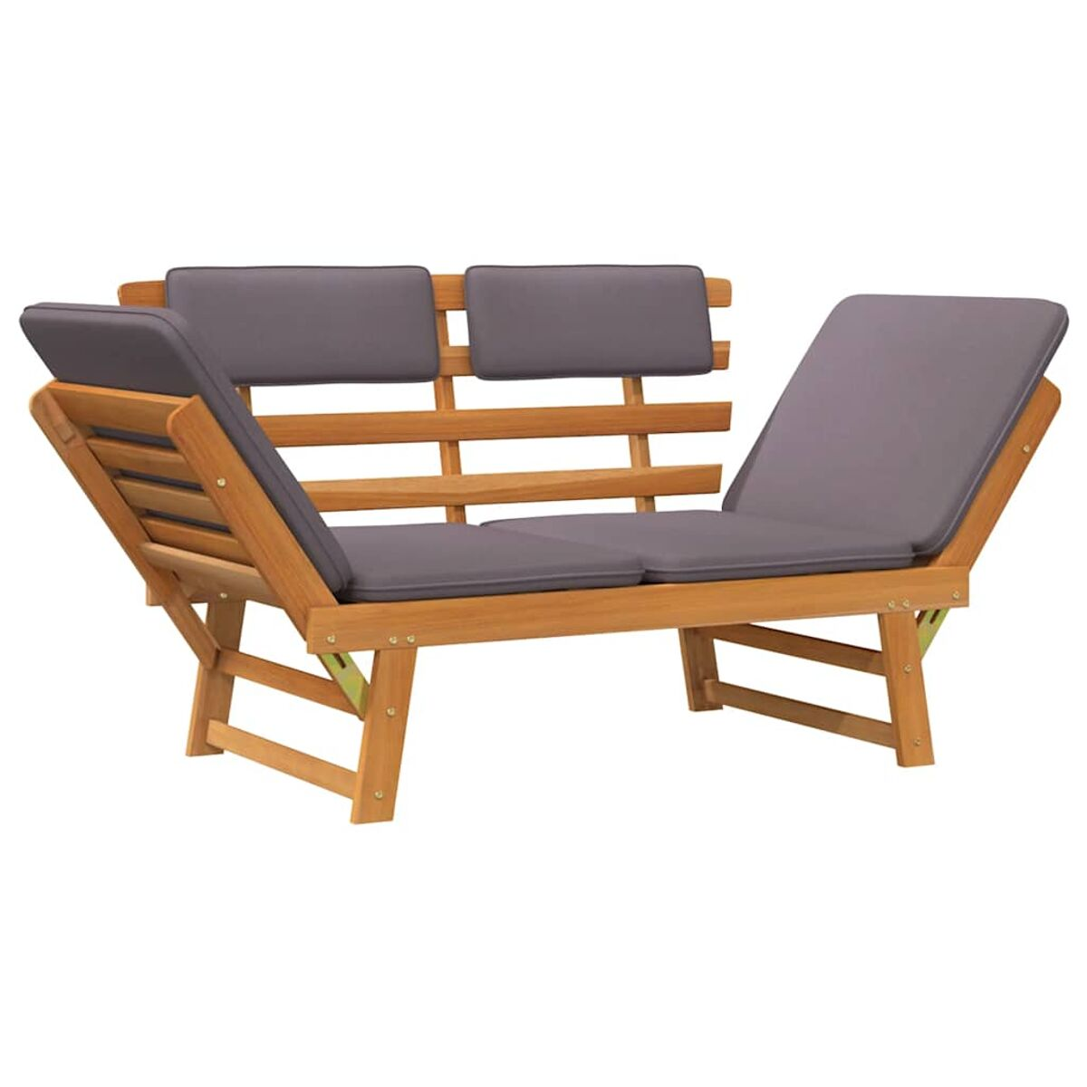 Doppelte Outdoor-Bank aus Holz mit grauen Kissen. Vor weißem Hintergrund.
