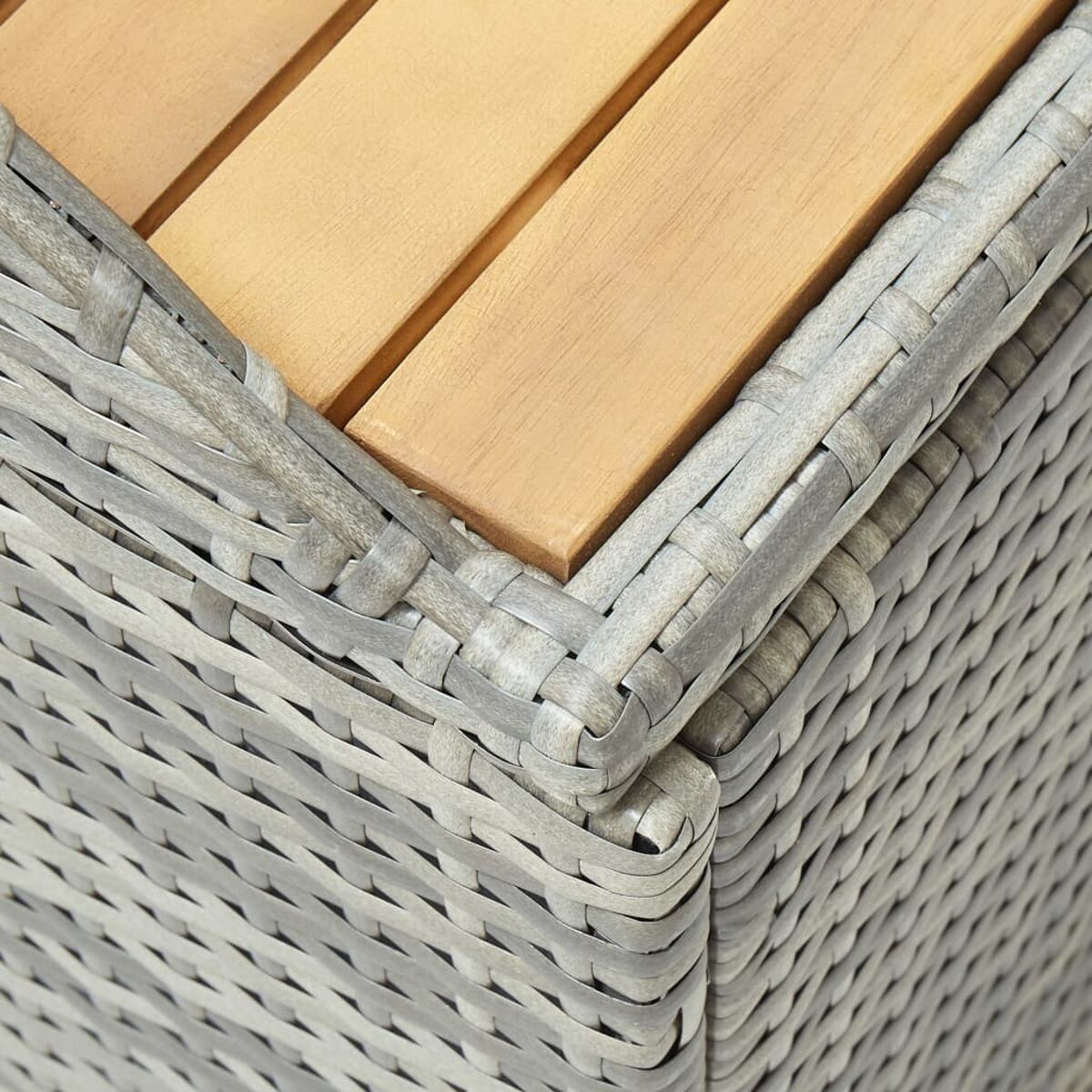 Nahaufnahme einer grauen, gewebten Ecke eines Möbelstücks. Helles Holz befindet sich oben.