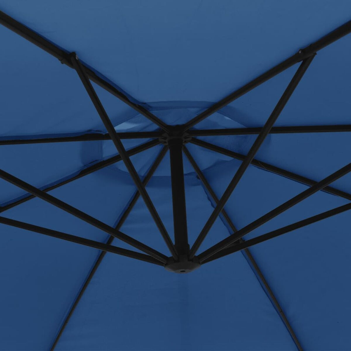 Blick nach oben auf die Unterseite eines blauen Schirms mit Stützbalken. Der Stoff ist straff gespannt.