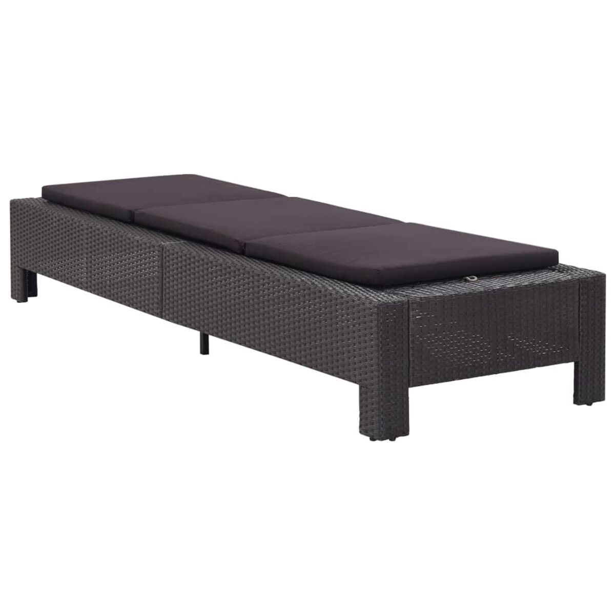 Dunkelgrauer gewebter Outdoor-Loungesessel mit dunklen Kissen. Weißer Hintergrund.