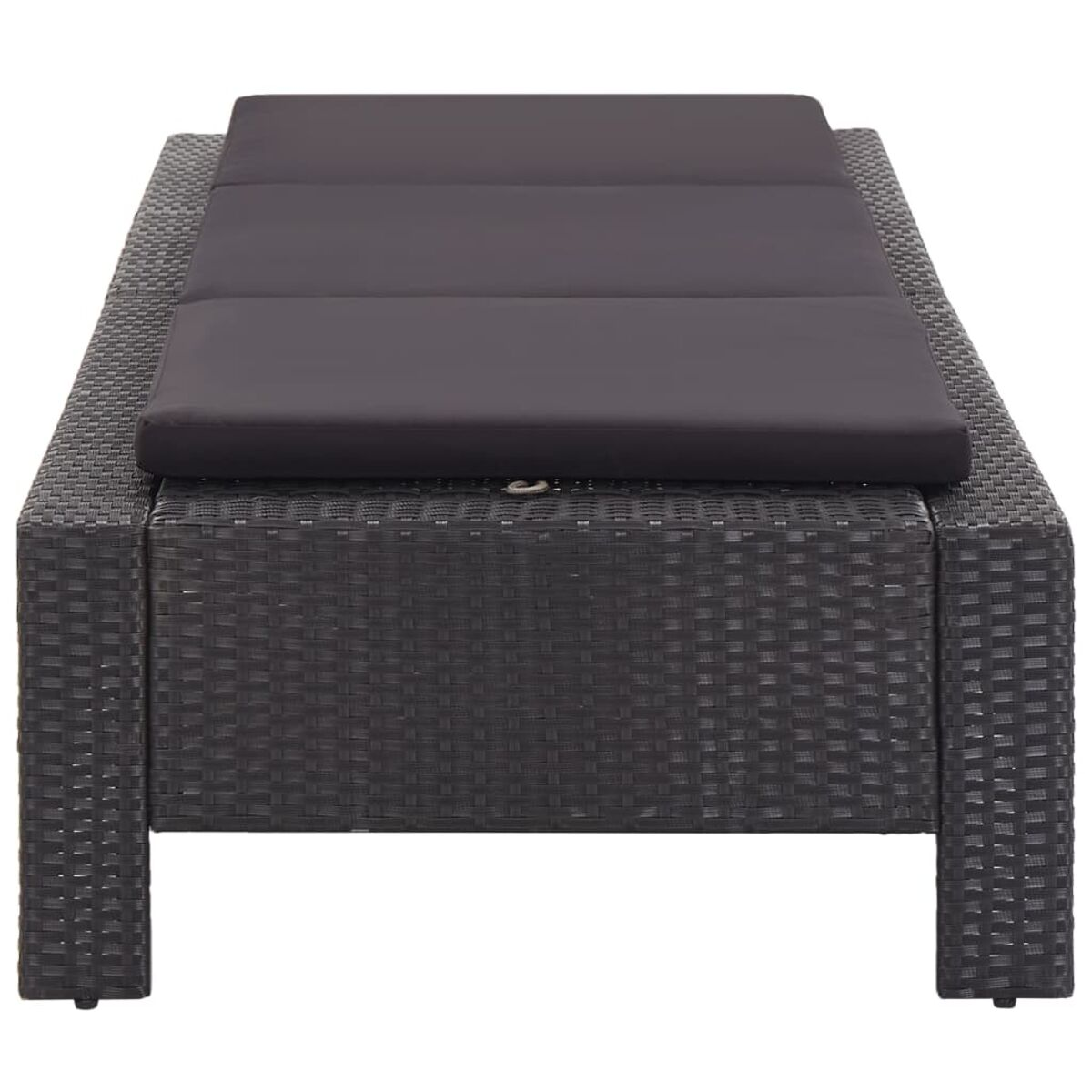 Schwarze Sonnenliege im Rattan-Stil mit dunklen Kissen. Zeigt den oberen Teil.