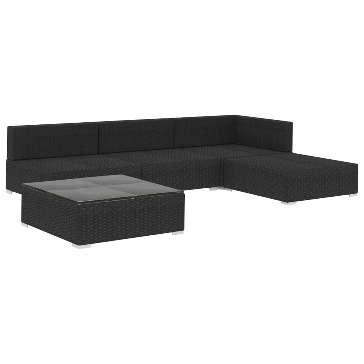 Schwarzes, gewebtes Outdoor-Ecksofa mit einem Couchtisch, auf weißem Hintergrund.