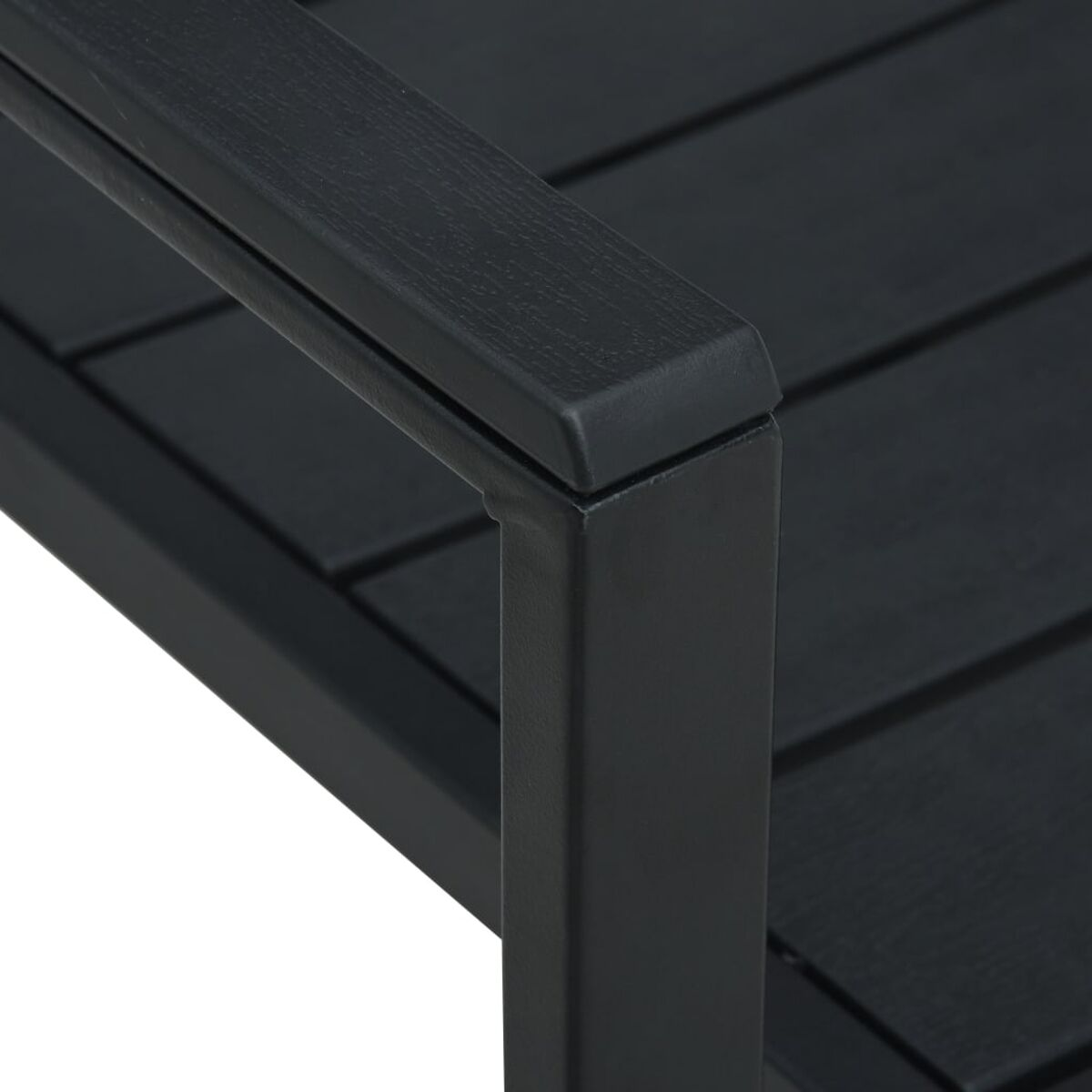 Nahaufnahme einer schwarzen Armlehne eines Outdoor-Stuhls aus Holzlatten.