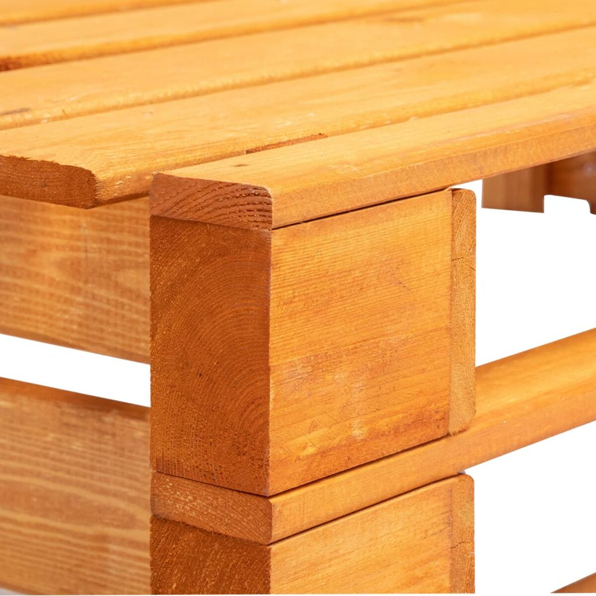 Nahaufnahme einer Holzecke, die Maserung und die Details der Holzverbindung zeigt.