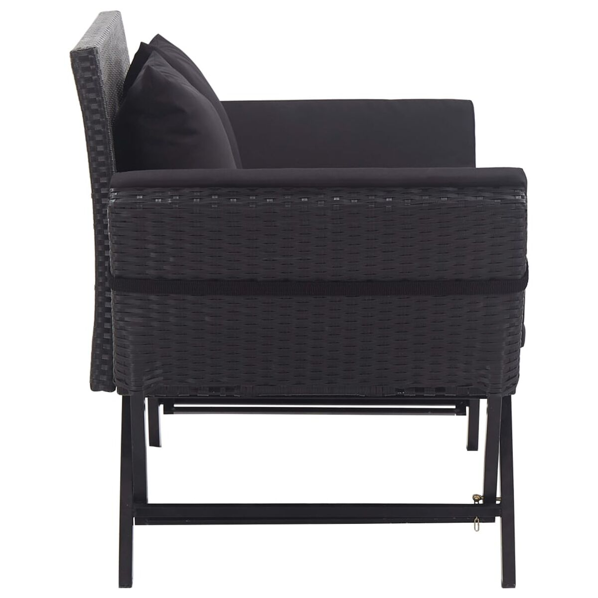 Ein schwarzes Outdoor-Sofa aus Korbgeflecht mit zwei schwarzen Kissen. Das Sofa hat ein schwarzes Metallgestell.