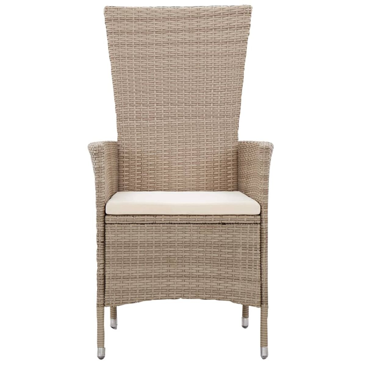 Korbstuhl. Beige Farbe, hoher Rücken, mit cremefarbenem Kissen auf dem Sitz.