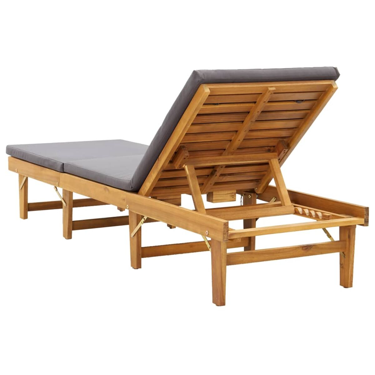 Chaiselongue aus Holz mit grauem Kissen. Die Rückenlehne ist verstellbar, perfekt zum Sonnenbaden.