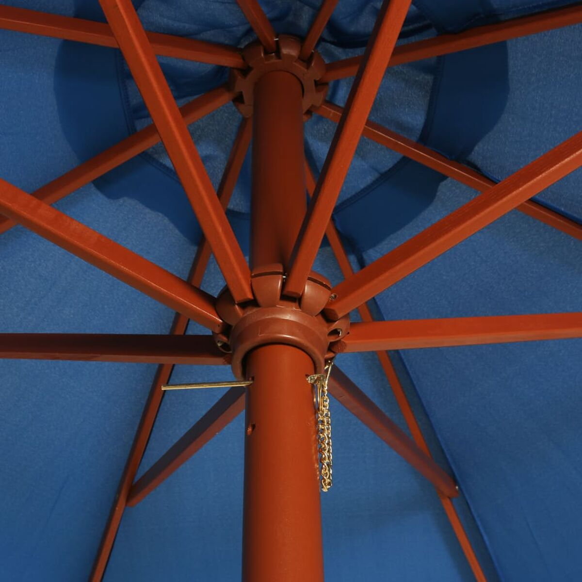 Ansicht von unten eines braunen Regenschirmrahmens mit blauem Baldachin.