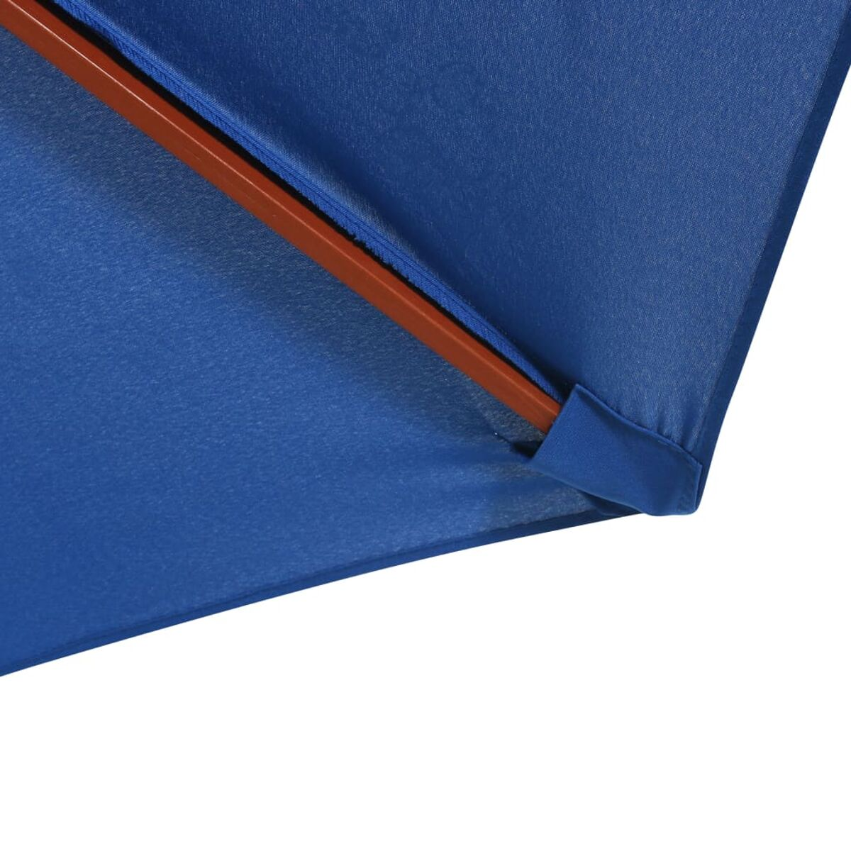 Blaues Sonnenschirmdach mit braunem Holzpfosten.