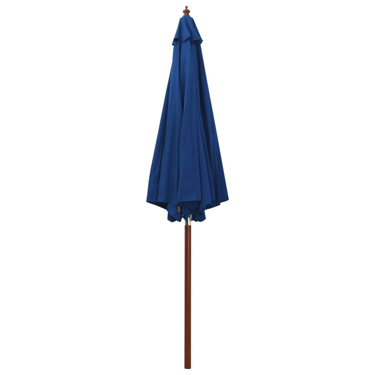 Geschlossener blauer Sonnenschirm mit Holzstange, vor weißem Hintergrund, Studioaufnahme.