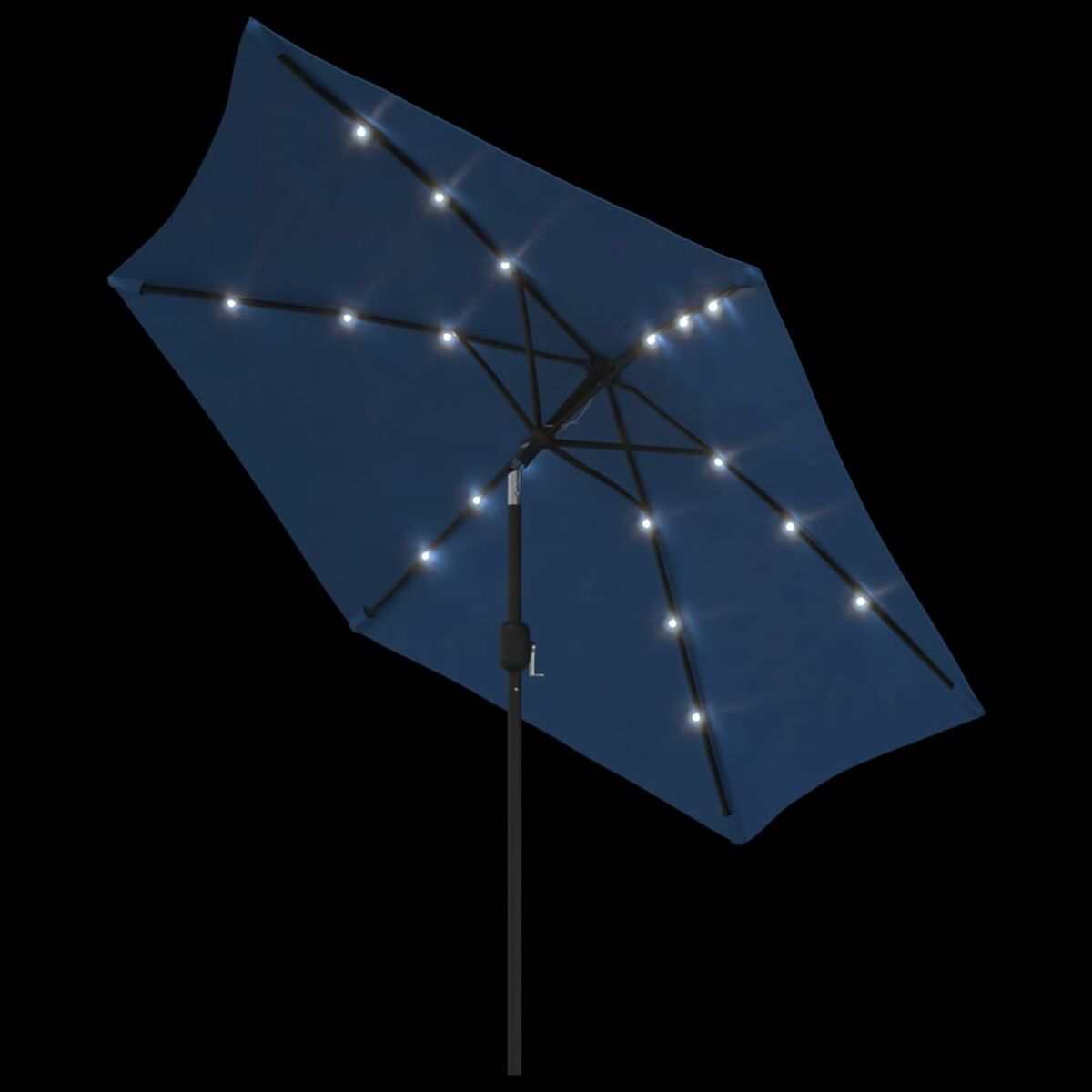 Blauer, beleuchteter Sonnenschirm, geöffnet, mit Lichtern, vor schwarzem Hintergrund, Detailansicht.