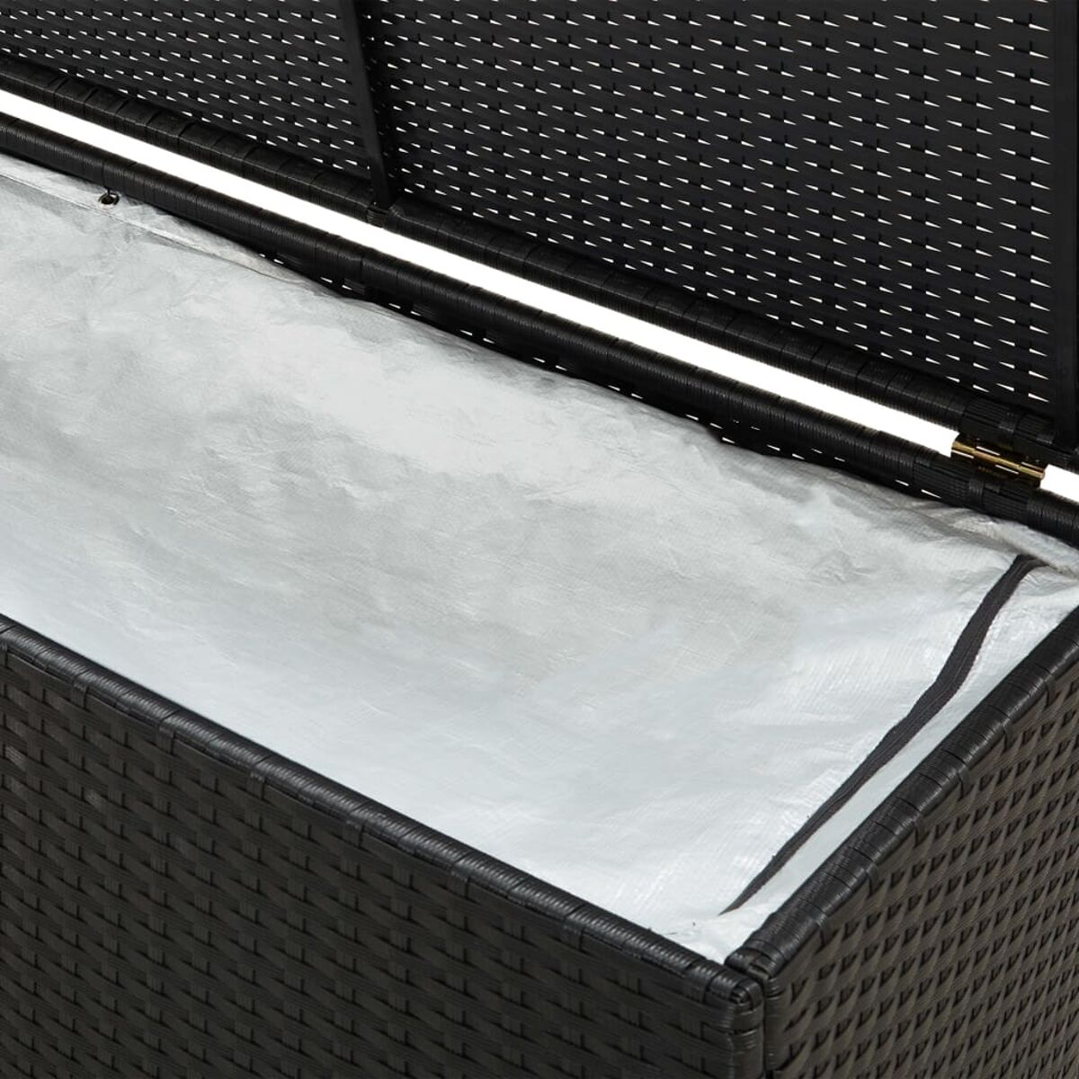 Eine offene, gewebte schwarze Aufbewahrungsbox mit silbernem Futter.